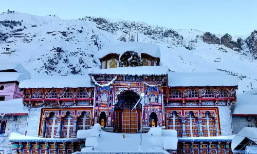 Badrinath-mandir-travel-hawkers